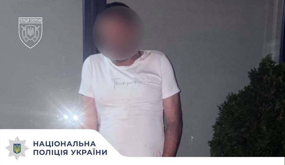 У Коломиї поліцейські охорони затримали чоловіка, який проник до магазину (ФОТОФАКТ)