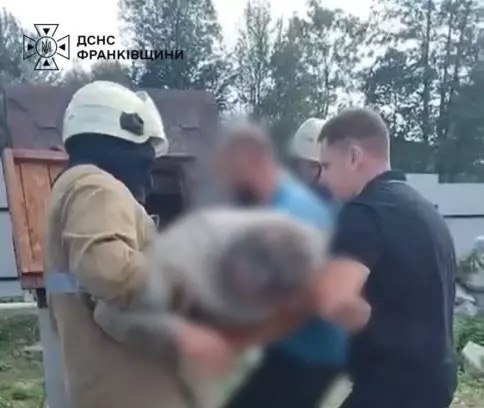 На Прикарпатті рятувальники підняли чоловіка з колодязя