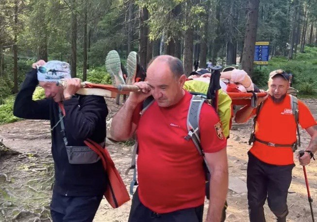 Травмувалася під час спуску з Говерли: рятувальники евакуювали туристку