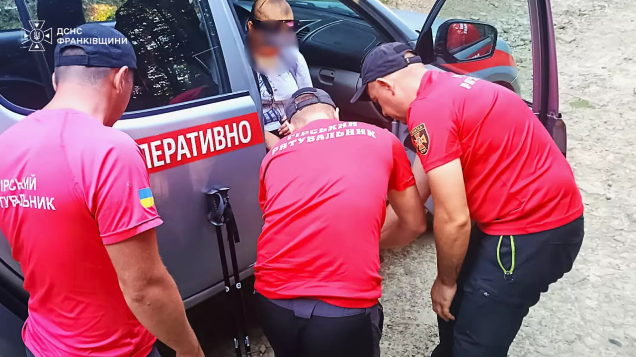 Травмувалися в горах: на Прикарпатті рятувальники допомогли двом туристам (ФОТОФАКТ)