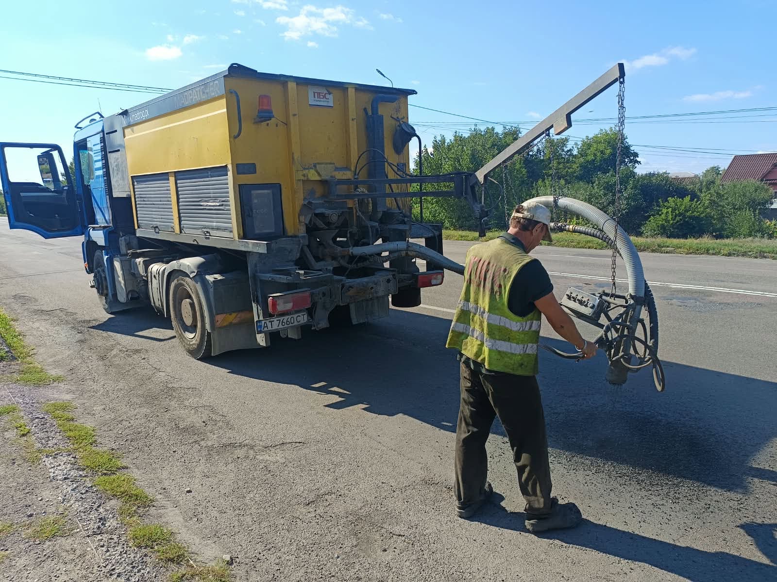 На дорогах Івано-Франківщини ліквідовують аварійну ямковість: де працюють дорожники