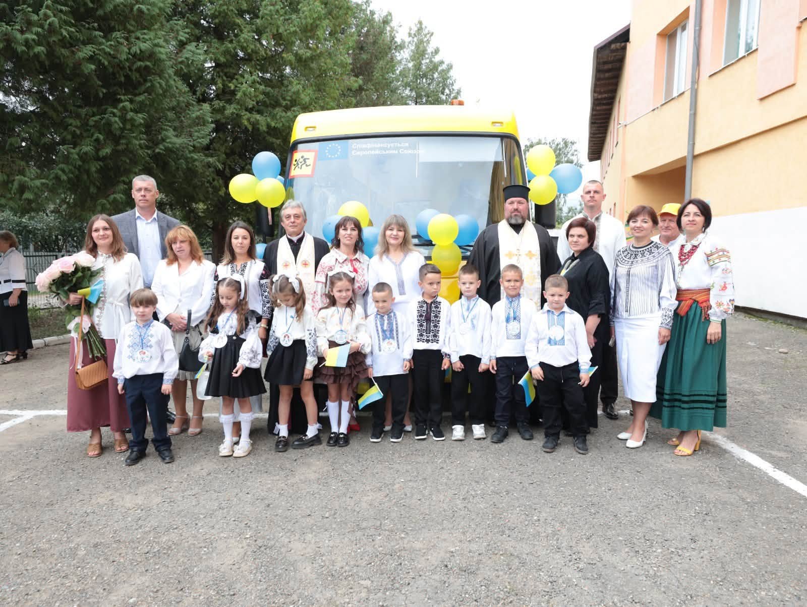 На Прикарпатті ліцеям з шістьох громад передали шкільні автобуси