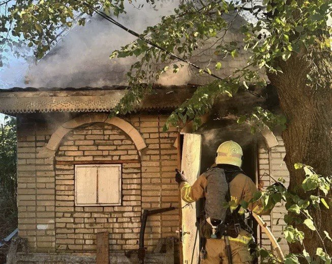 У Тисмениці рятувальники ліквідували пожежу господарської будівлі (ФОТОФАКТ)