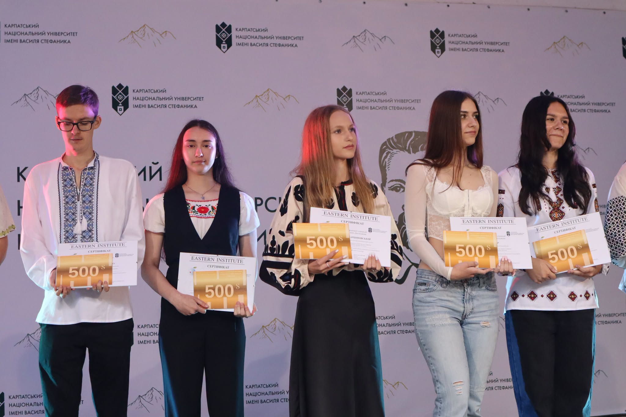 По 500 доларів за високі результати: 14 першокурсників Карпатського університету отримали стипендії