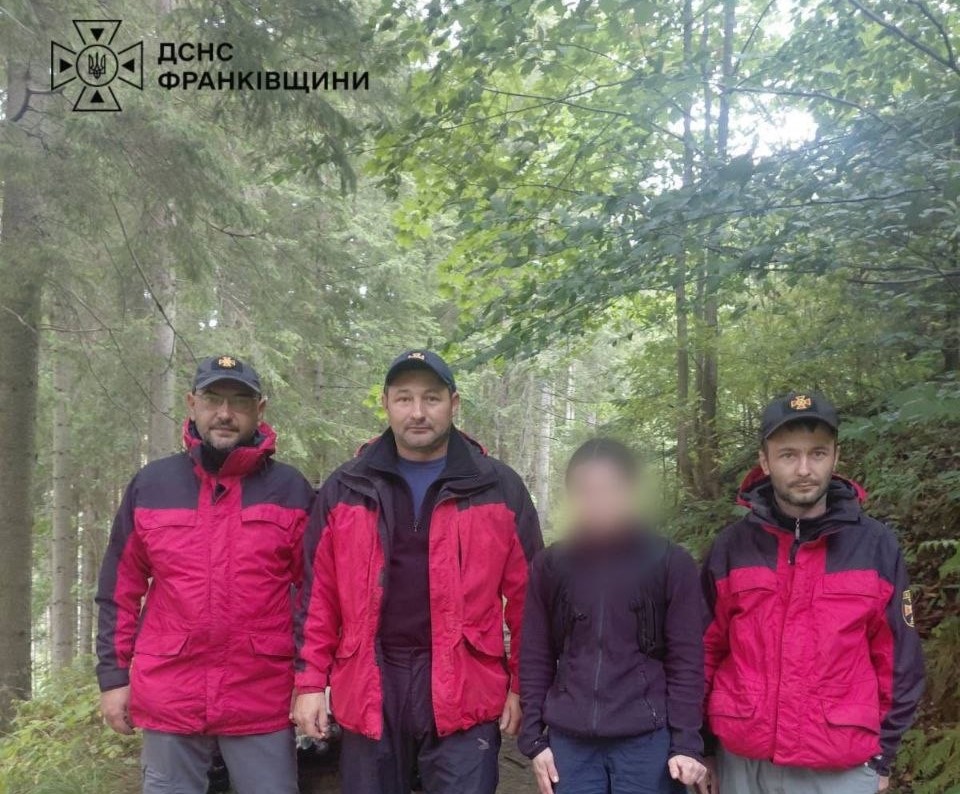 На Прикарпатті рятувальники розшукали туристку, яка заблукала під час спуску з гори Костриця