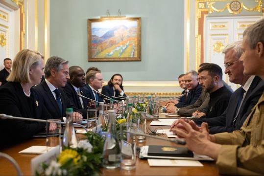 «Такі складні питання вирішуються на рівні лідерів»: Зеленський про відновлення переговорів