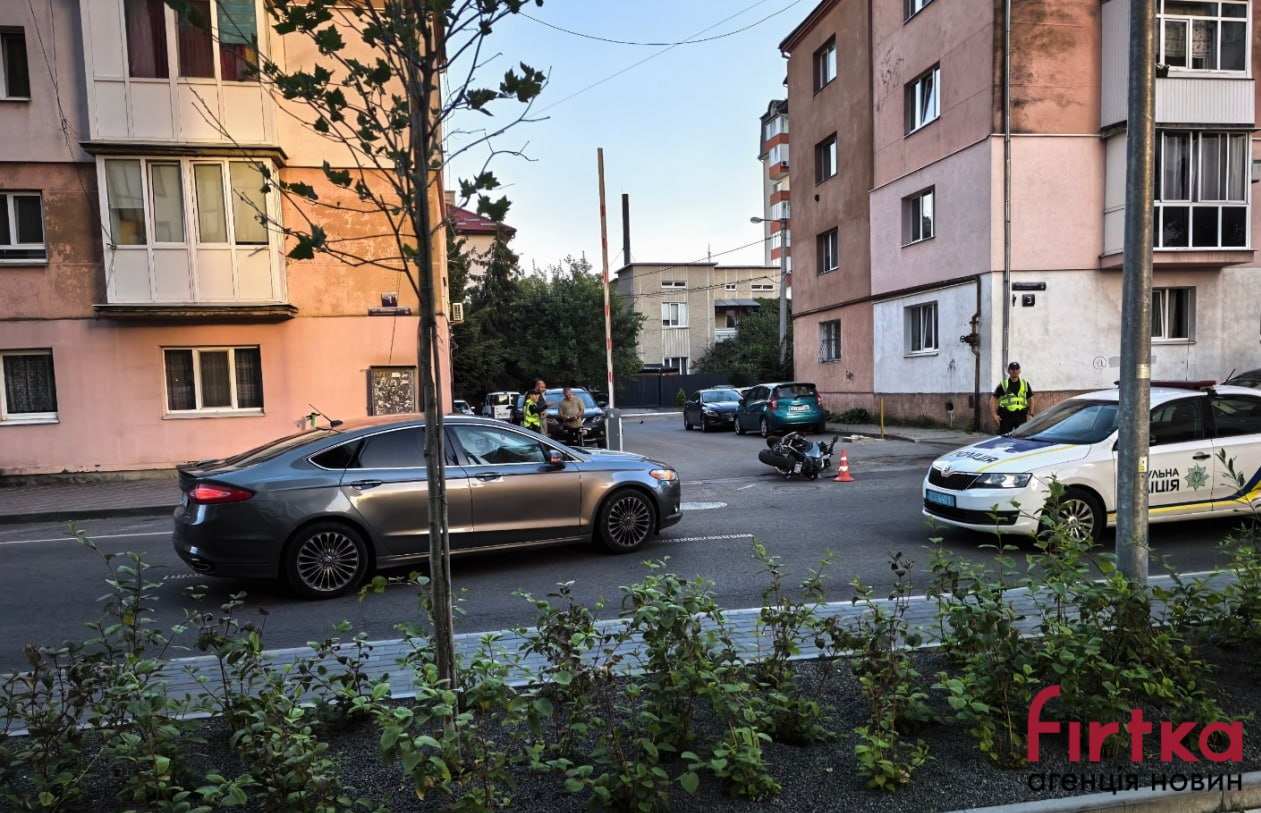 Двоє водіїв порушили правила: в Івано-Франківську зіткнулися мотоцикл та автомобіль (ФОТОФАКТ)