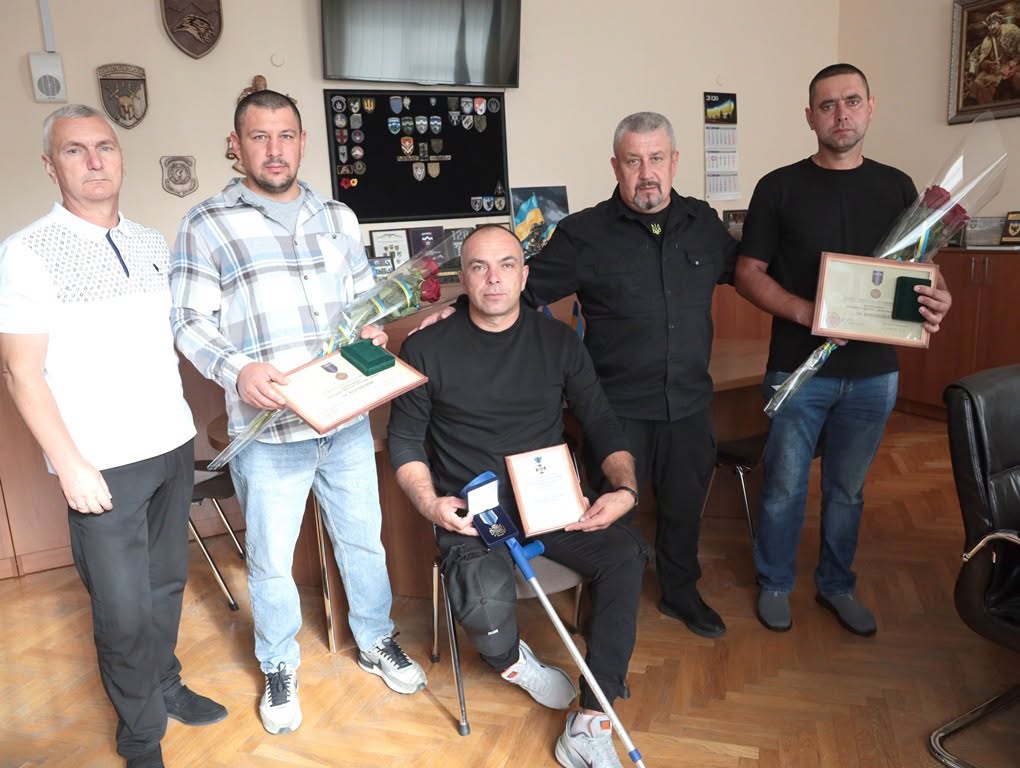 Бійців з Прикарпаття нагородили «Комбатантським хрестом» та відзнаками «За поранення»