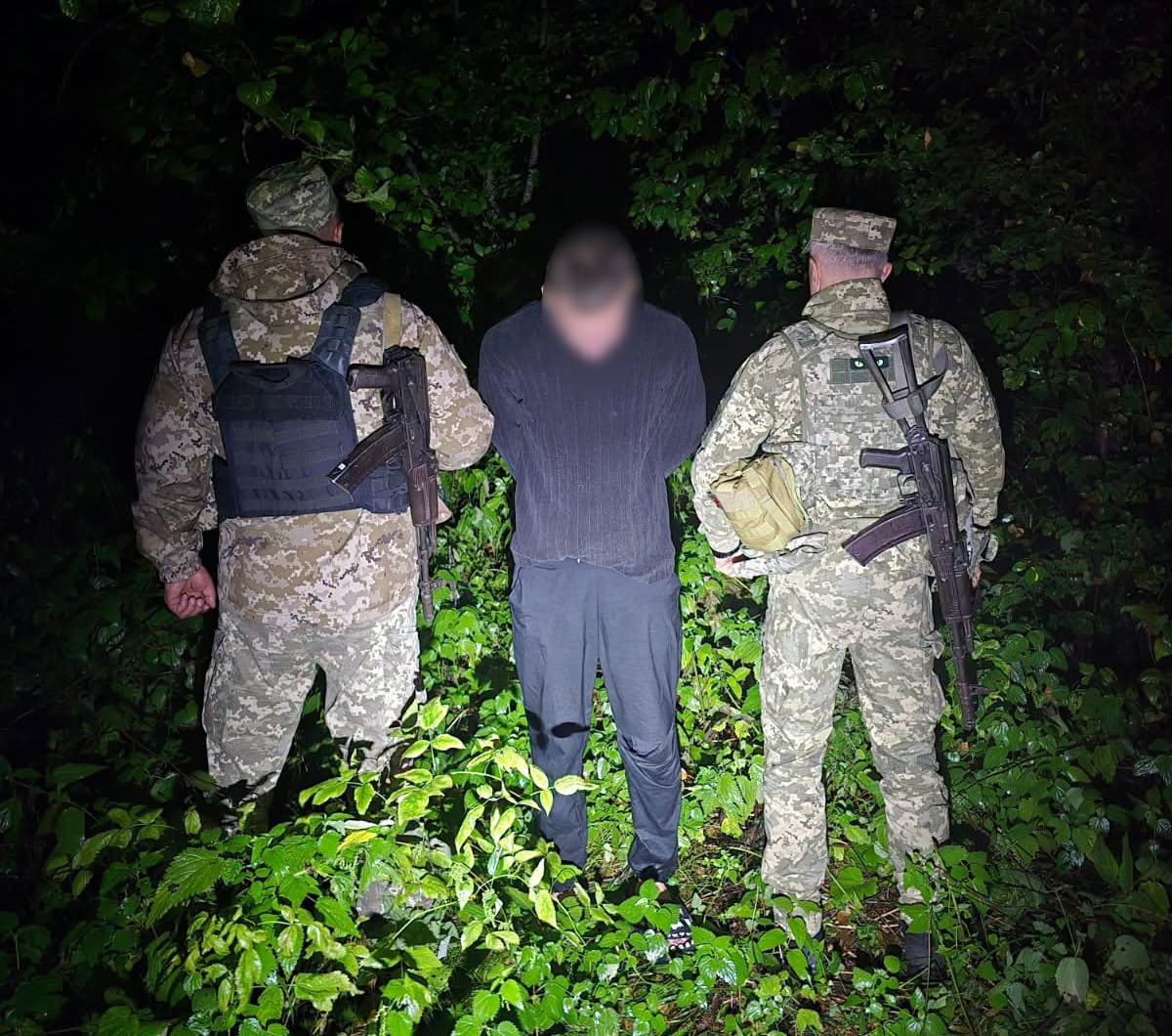 Прикордонники знайшли у лісі 24-річного чоловіка, який намагався незаконно перетнути кордон