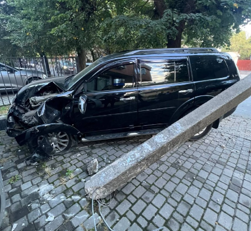 В Івано-Франківську п’яний водій в’їхав в електроопору (ФОТОФАКТ)