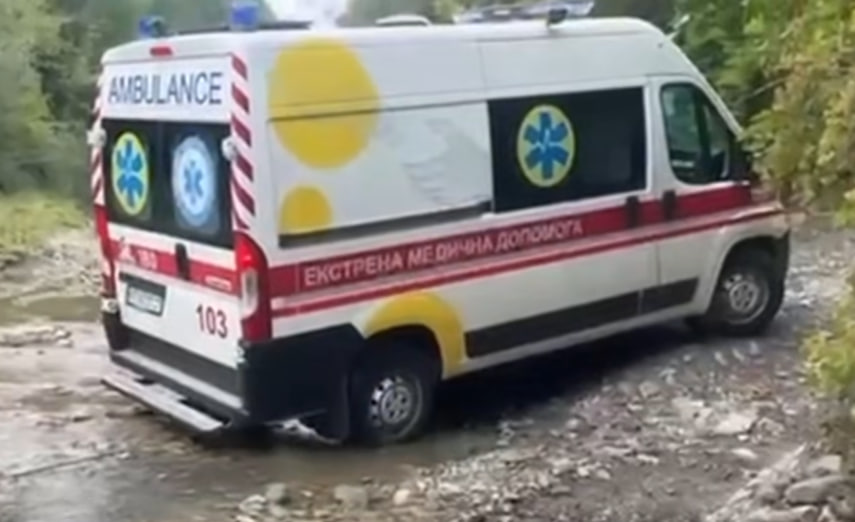 Знадобилась допомога рятувальників: на Прикарпатті автомобіль «швидкої» застряг на (ВІДЕО)