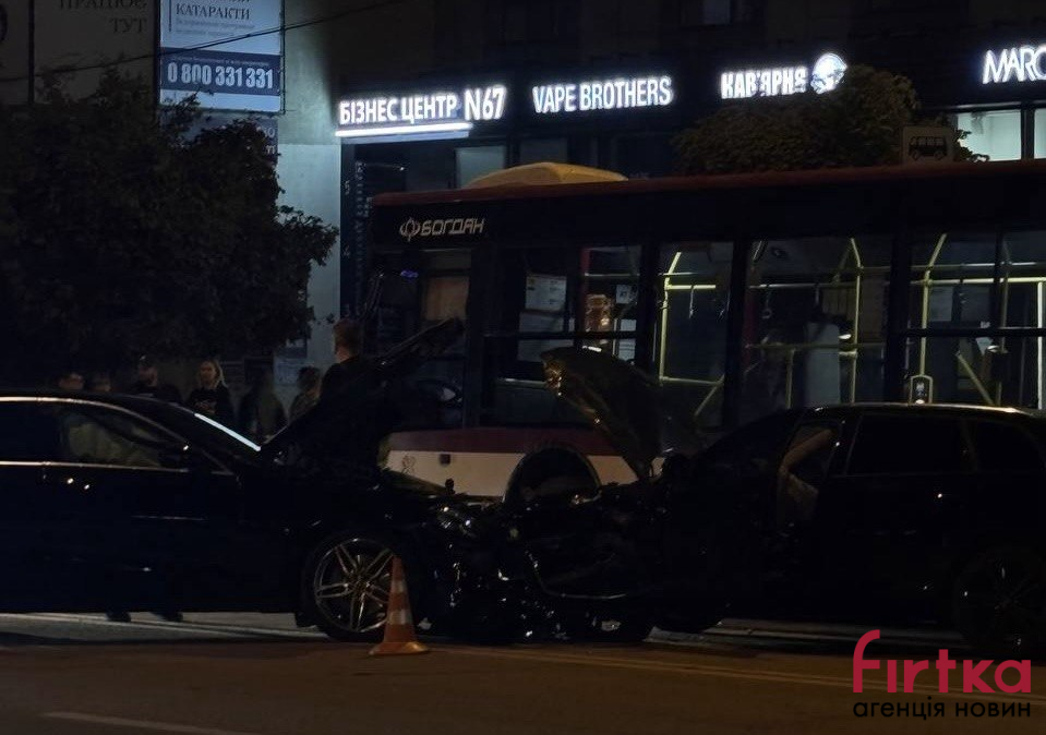 У центрі Івано-Франківська зіткнулись Mercedes та Audi: є постраждалі (ФОТОФАКТ)