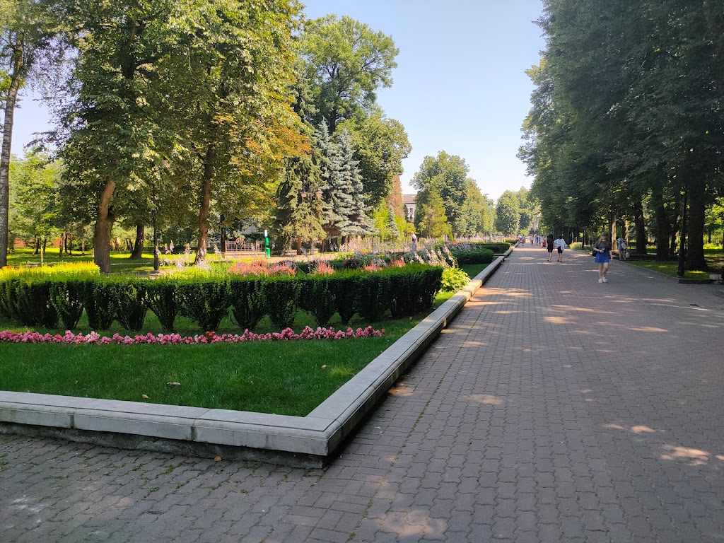Безбар’єрні вбиральні, кімната матері та інклюзивні майданчики: як у парках Івано-Франківська створюють доступні простори