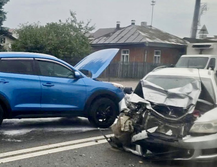 Неподалік Івано-Франківська зіткнулися Skoda та Hyundai, травмувалися двоє людей (ВІДЕО)