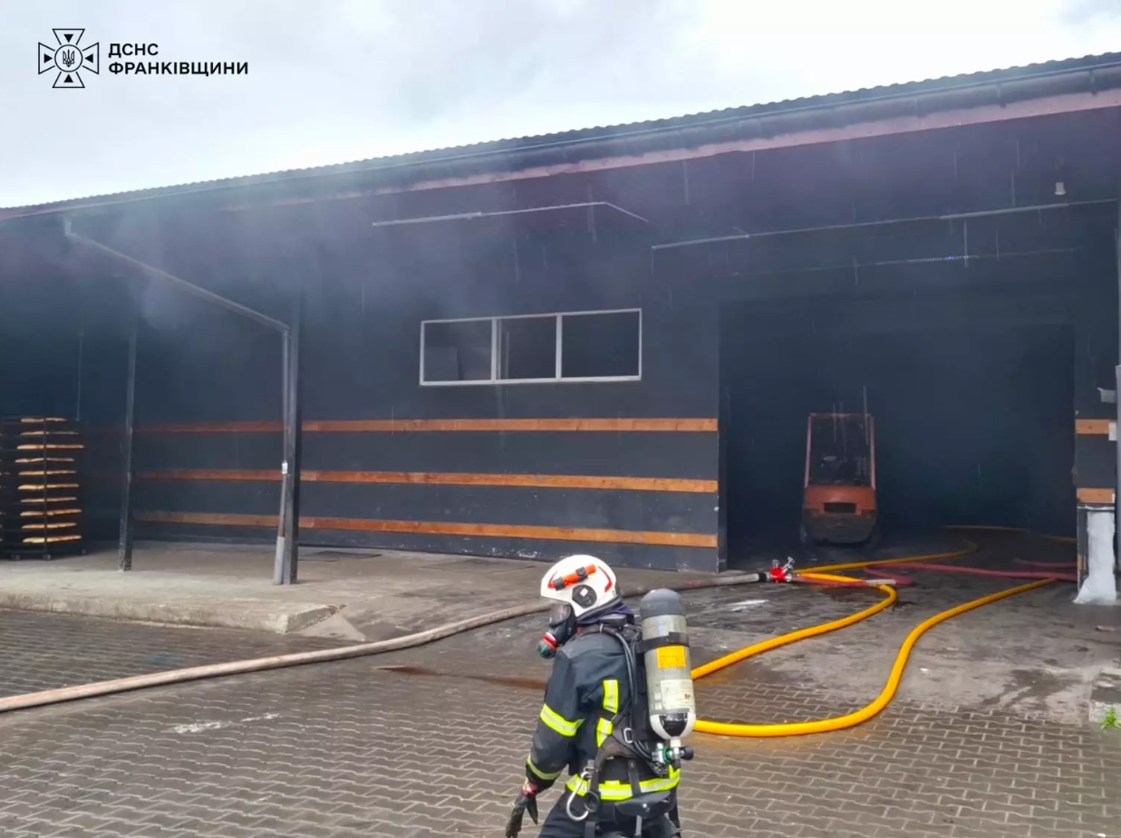 На Івано-Франківщині рятувальники ліквідували пожежу на приватному підприємстві