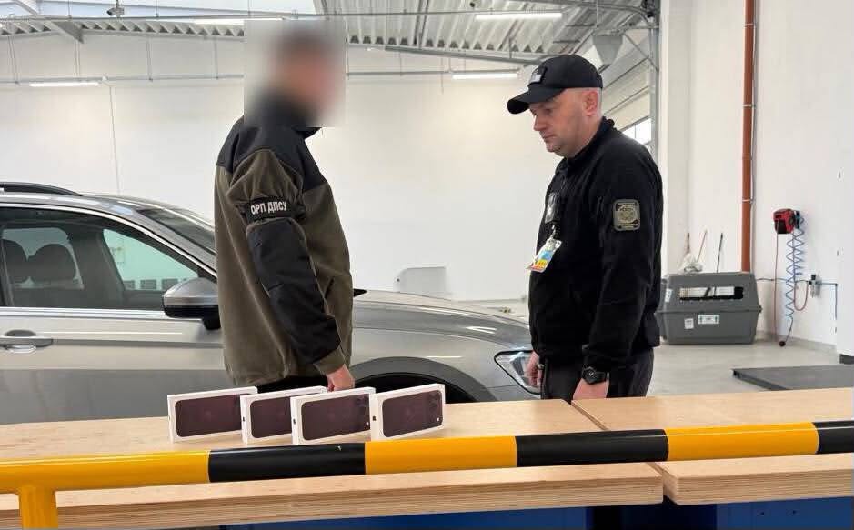 На кордоні з Польщею виявили вісім незадекларованих iPhone 18 Pro Max на 850 тисяч гривень