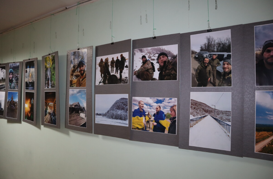 У Карпатському університеті відкрили фотовиставку пам’яті загиблого захисника Андрія Плитуса
