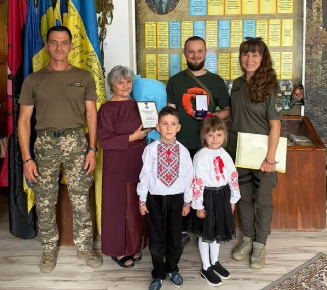 Прикарпатець, який повернувся з російського полону, отримав нагрудний знак «За незламність»