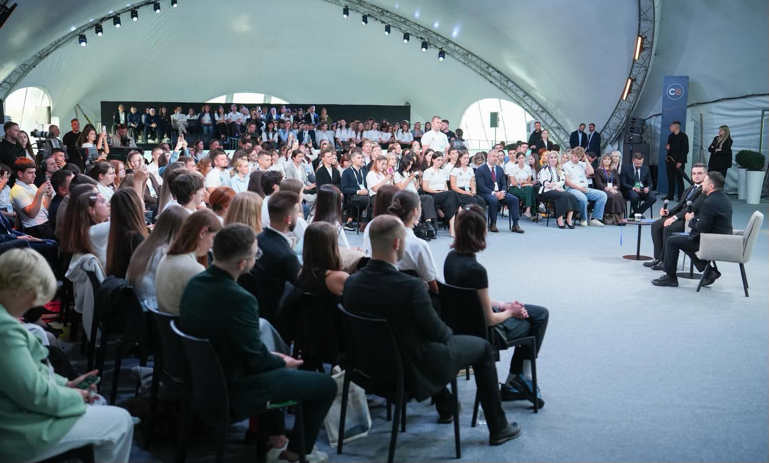 На Прикарпатті Володимир Зеленський зустрівся з молодими лідерами з України та Європи