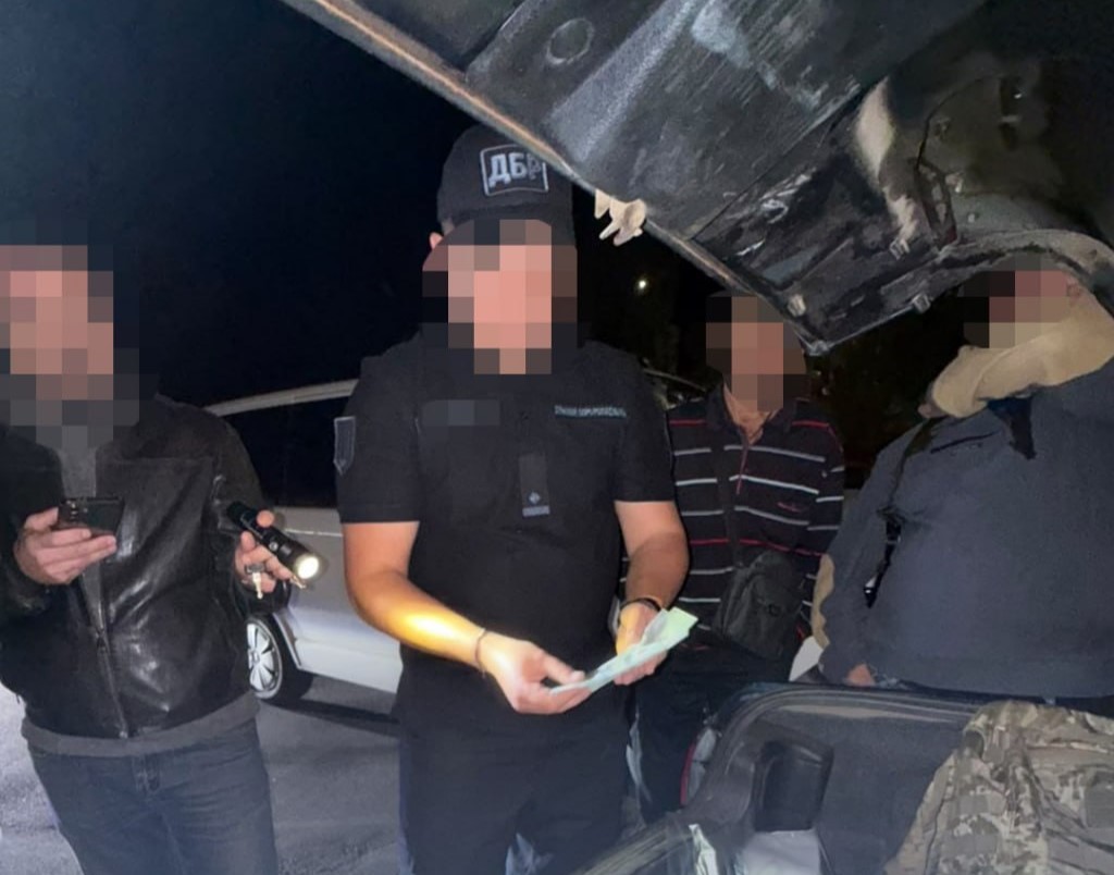 За гроші обіцяв допомогти уникнути мобілізації: ДБР викрило військовослужбовця на Миколаївщині