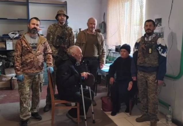 Військовослужбовці 102-ї бригади евакуювали двох цивільних із прифронтового Берислава (ВІДЕО)