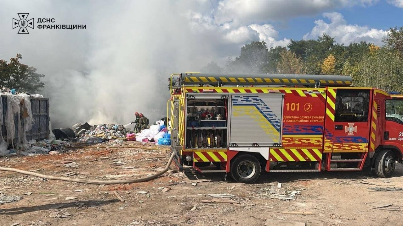 В Івано-Франківську рятувальники загасили пожежу сміття (ФОТОФАКТ)