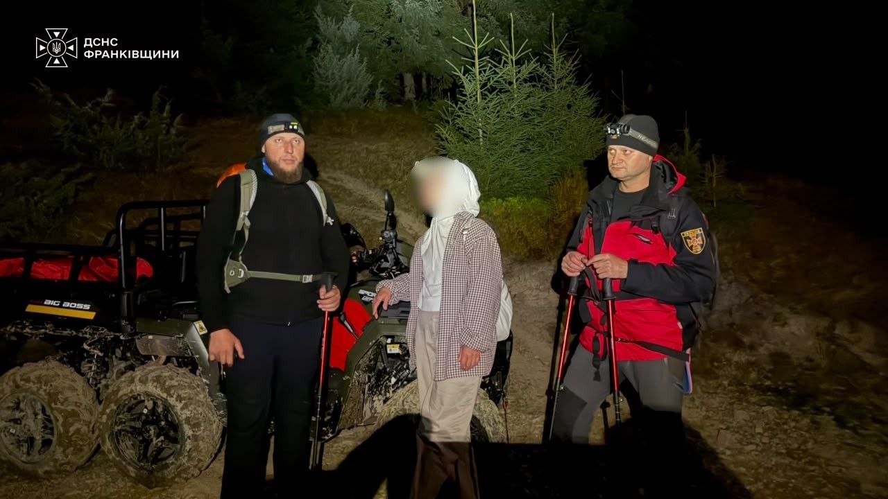 Прикарпатські рятувальники знайшли жінку, яка заблукала у темряві під час спуску з полонини