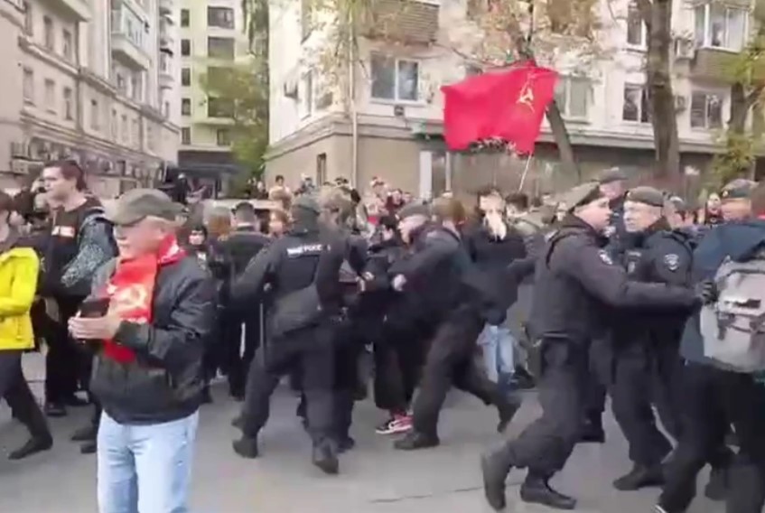 «Геть царя»: у москві затримали десятки людей на мітингу комуністів