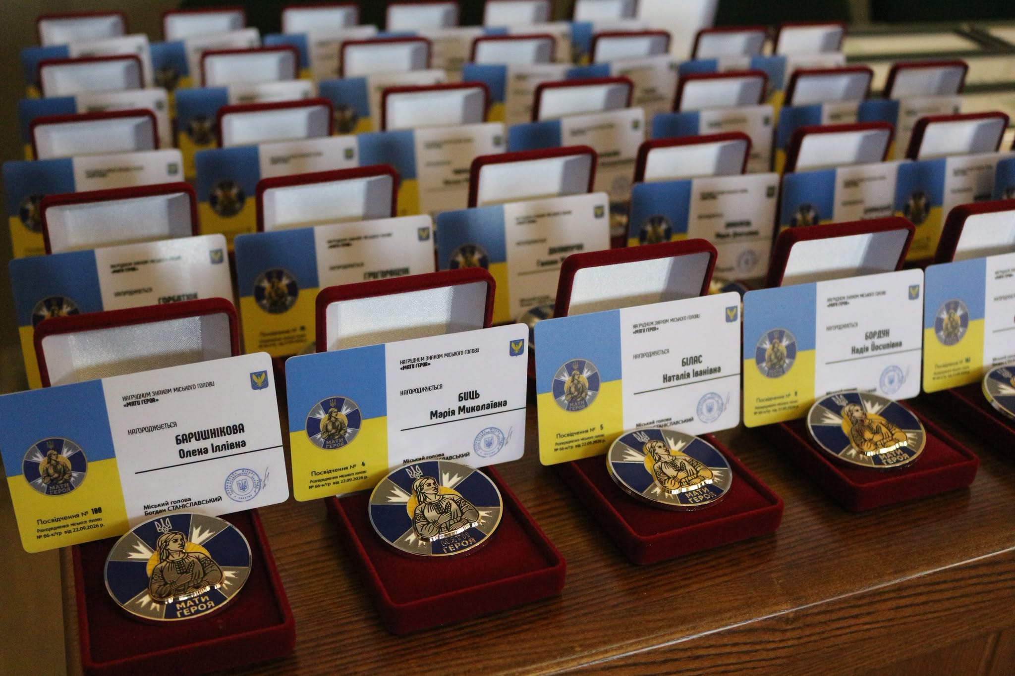 На Івано-Франківщині 34 матерям полеглих захисників вручили відзнаки «Мати Героя»