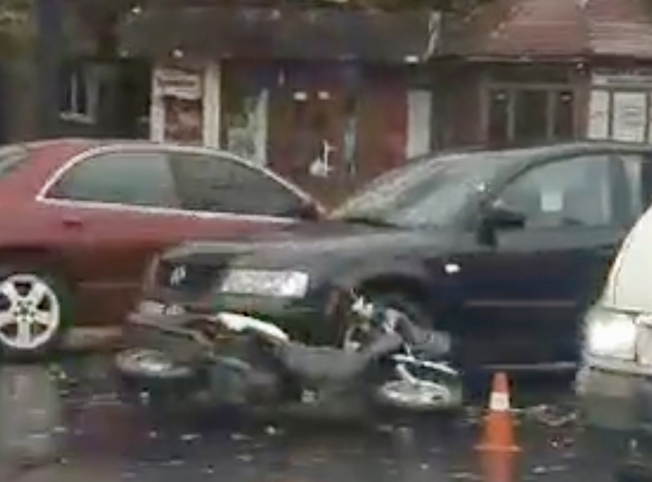 В Івано-Франківську автомобіль зіткнувся з мотоциклістом: є постраждалий