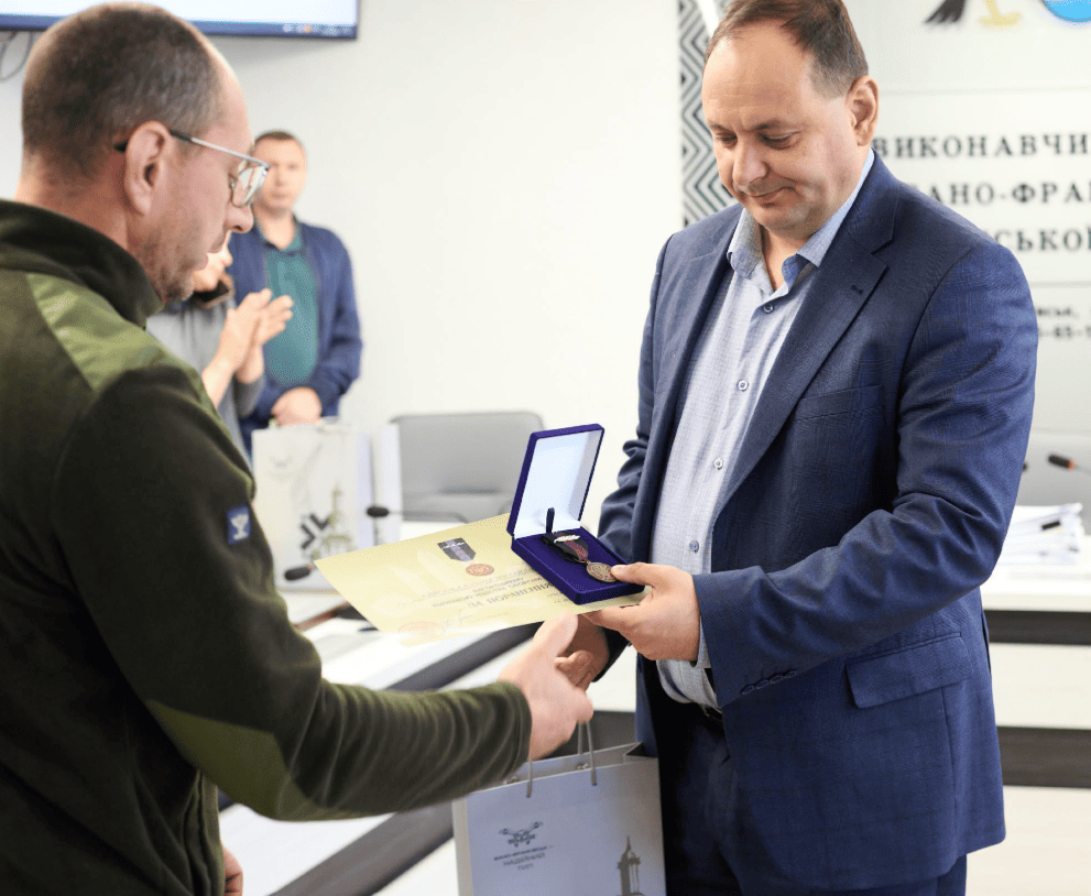 В Івано-Франківську старшому лейтенанту запасу Андрію Крисюку вручили медаль «За поранення»