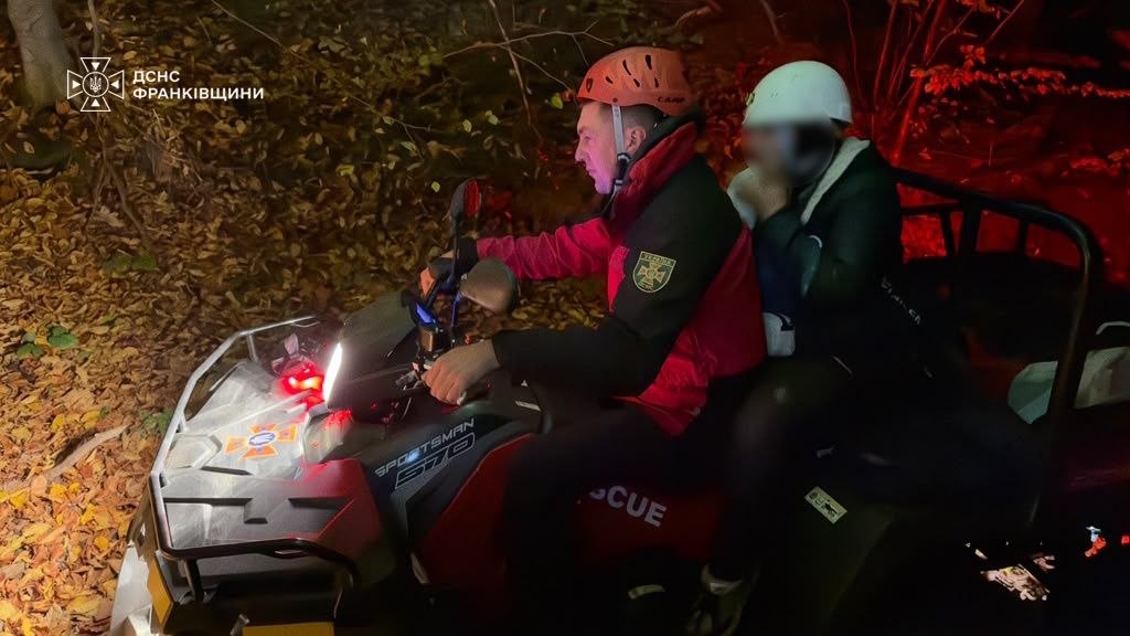 На Прикарпатті рятувальники розшукали жінку, яка заблукала в горах (ФОТОФАКТ)