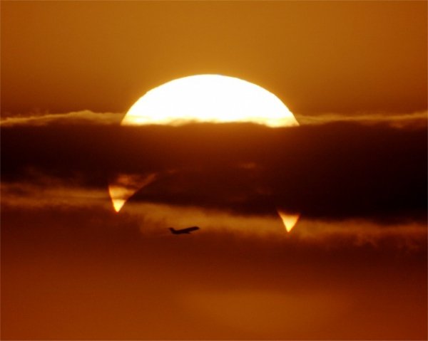 Політ мимо затемнення, фотограф Phillip Calais.