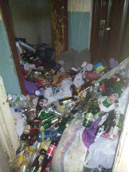 Жителів івано-франківського будинку засипало сміттям