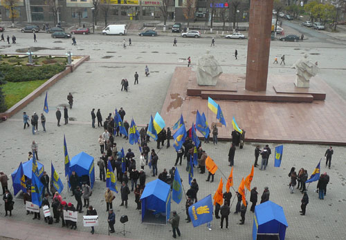 «Наша Україна» і ВО «Свобода» пікетують обласну раду 