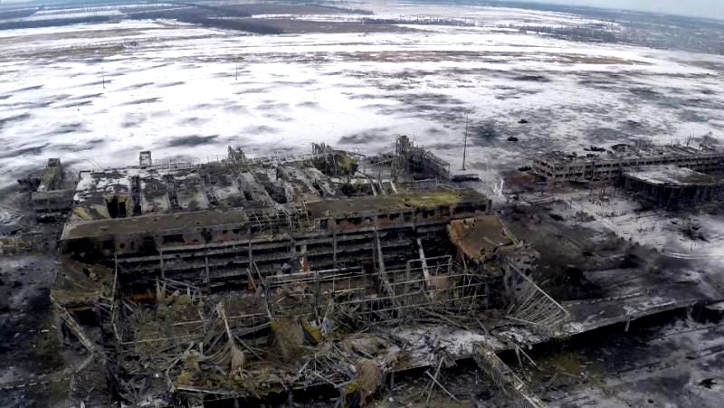 Повне зруйнування аеропорту. 21 січня 2015 року українська армія відступила з нового терміналу, але контролює північну частину аеропорту.