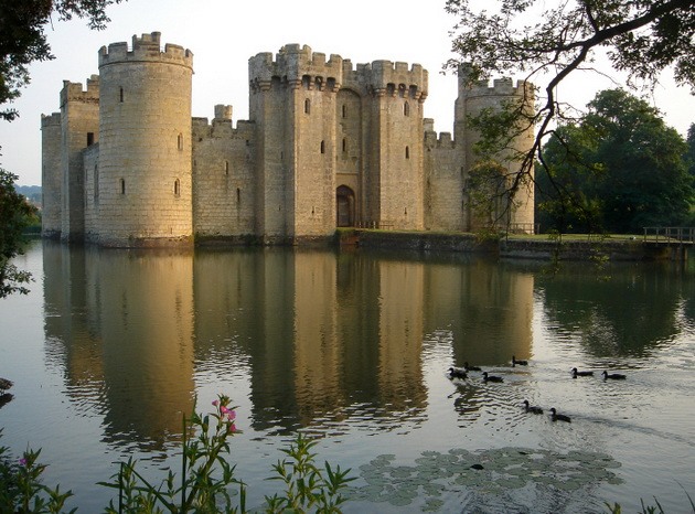 Замок Бодіам - один з численних свідків неспокійною історії Англії (3)