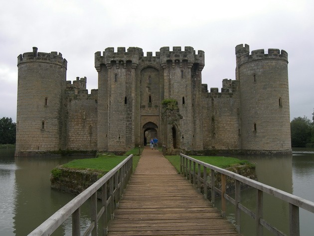 Замок Бодіам - один з численних свідків неспокійною історії Англії (2)
