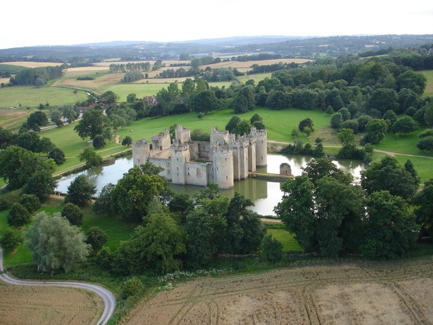 Замок Бодіам - один з численних свідків неспокійною історії Англії (1)