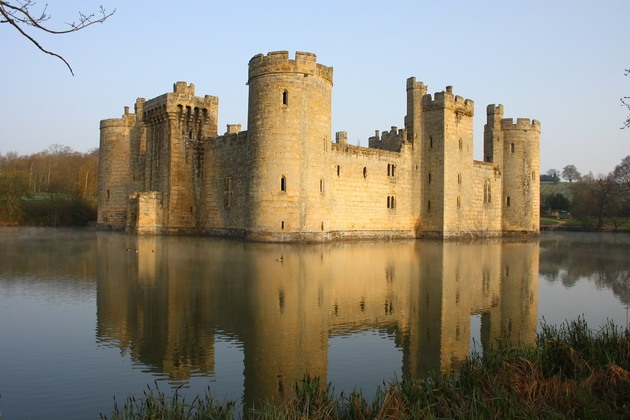 Замок Бодіам - один з численних свідків неспокійною історії Англії (7)