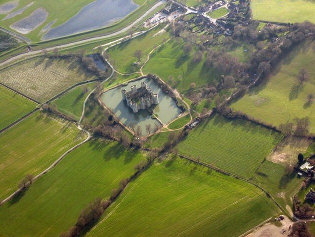 Замок Бодіам - один з численних свідків неспокійною історії Англії (8)