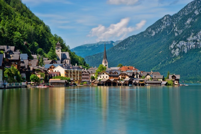 Красива австрійська село, туристичний еталон Австрії.