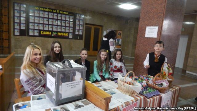 Акція з продажу писанок для онкохворих дітей в Івано-Франківську