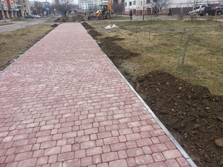 В Івано-Франківську розпочато роботи по укладці тротуарної плитки