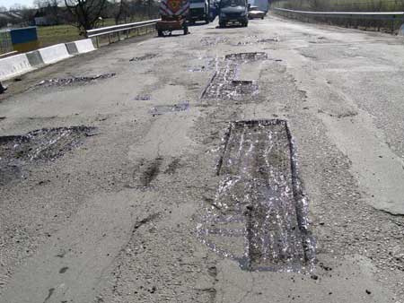 Дорожники продовжують ліквідовувати ямковість на дорогах Прикарпаття