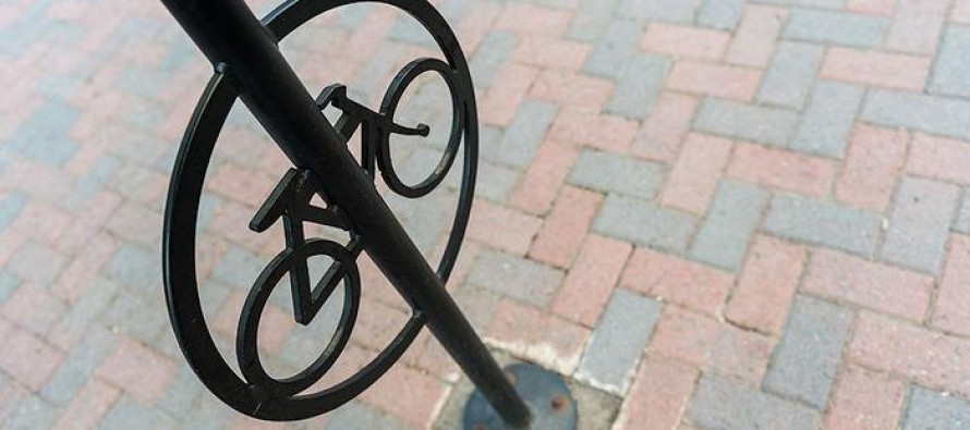У Франківську плануюють встановити десять антипаркувальних стовпчиків, до яких можна кріпити велосипеди