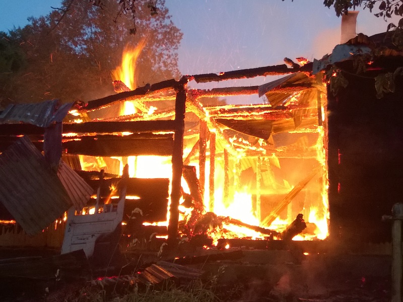 На Косівщині вогонь вщент знищив помешкання місцевої сім'ї. Загинуло двоє людей. Фото (фото) - фото 3