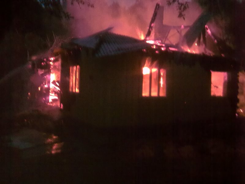 На Косівщині вогонь вщент знищив помешкання місцевої сім'ї. Загинуло двоє людей. Фото (фото) - фото 1