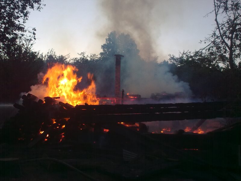 На Косівщині вогонь вщент знищив помешкання місцевої сім'ї. Загинуло двоє людей. Фото (фото) - фото 5