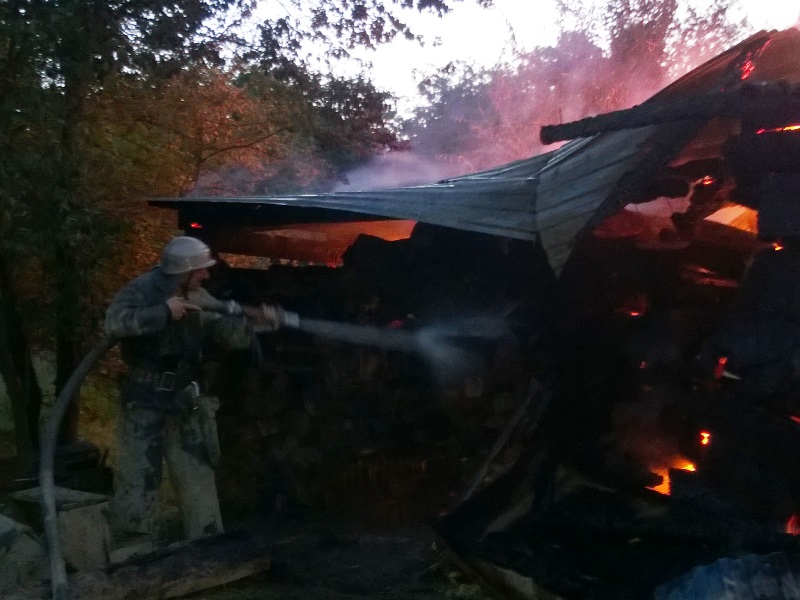 На Косівщині вогонь вщент знищив помешкання місцевої сім'ї. Загинуло двоє людей. Фото (фото) - фото 4